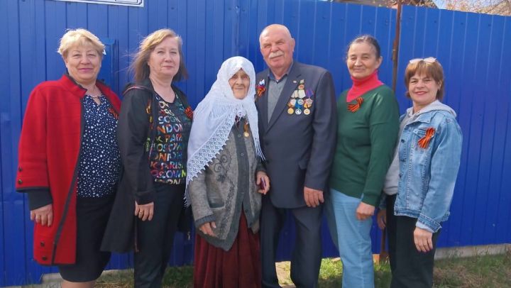 В Печищинском поселении жителям вручили медали «Дети войны»