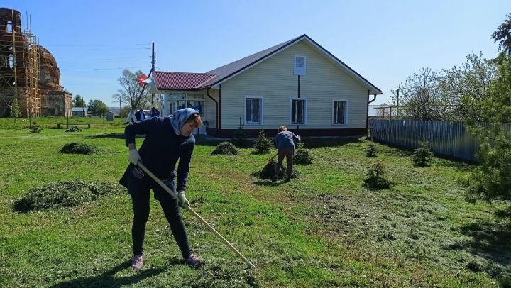 В Кильдееве трудовой десант навел порядок в парковой зоне сельского Дома культуры