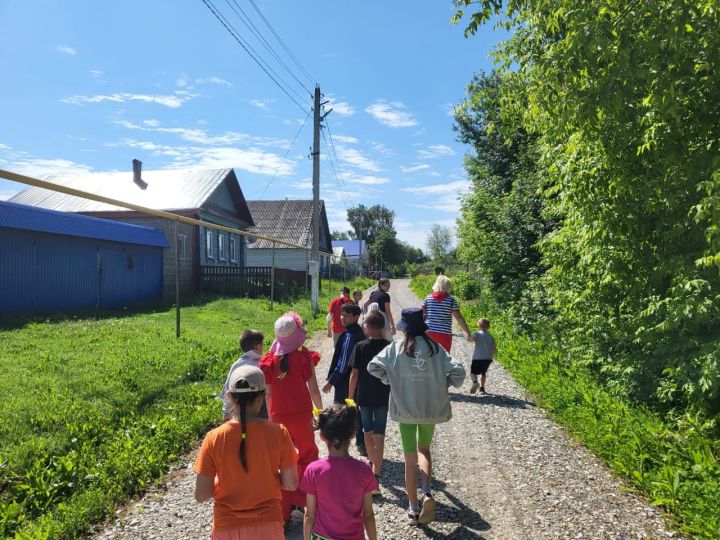 В Коргузе подростки совершили экскурсию по селу