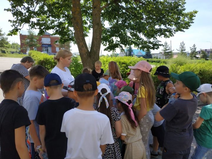 Сотрудники детской библиотеки в Верхнем Услоне провели игровой час для ребят из пришкольного лагеря