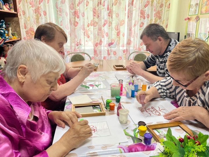 В Верхнеуслонском Доме-интернате прошел мастер-касс по росписи на стекле