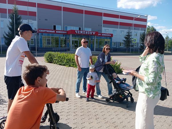 В Парке культуры и отдыха в Верхнем Услоне раздавали шоколадки