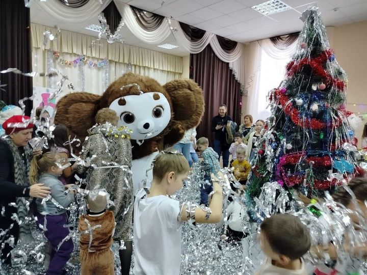 В Макулово на новогодний праздник пришел Чебурашка