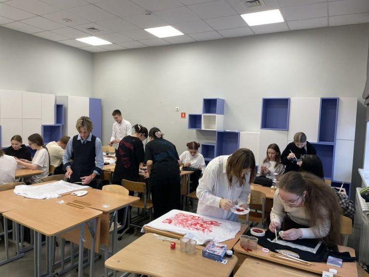 Школьники из Иннополиса своими руками сделали стильные футболки