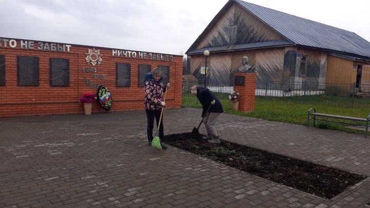 Экологическую акцию по благоустройству памятников провели в Ямбулатове