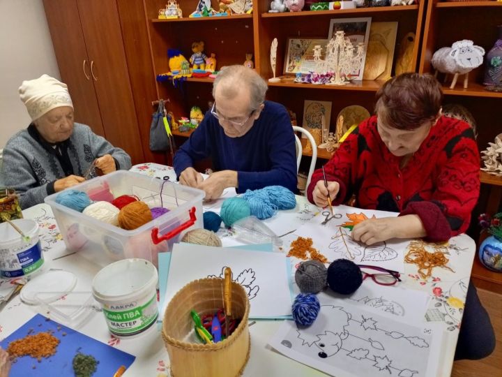 Мастер-класс по созданию картин из пряжи прошел в Верхнеуслонском доме-интернате