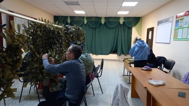 Жители Вахитова плетут маскировочные сети для участников СВО