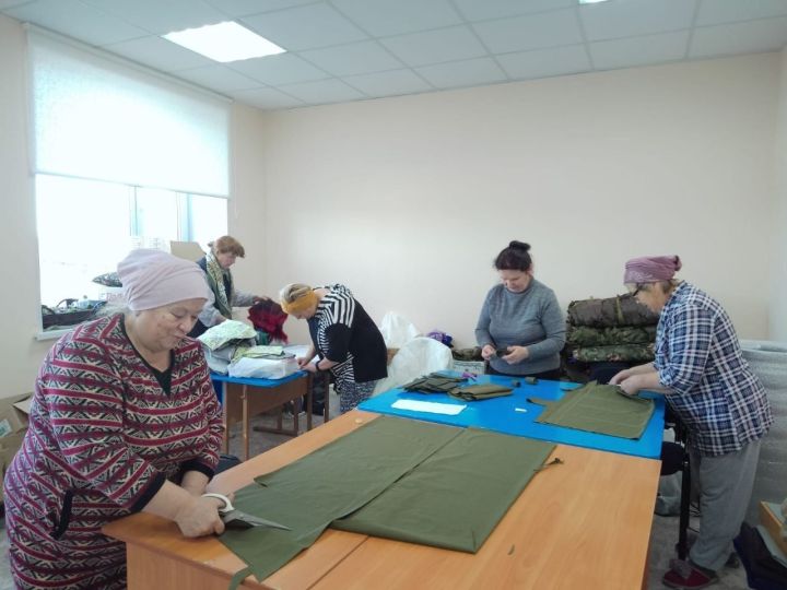Волонтеры Верхнеуслонского района шьют теплые пояса для участников СВО