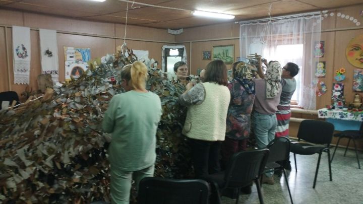 Волонтеры Ямбулатова изготовили маскировочные сети для зоны СВО к холодам