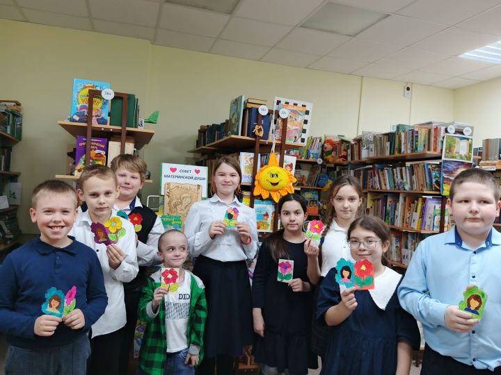 Литературно-игровой час ко Дню матери прошел в Печищинской библиотеке