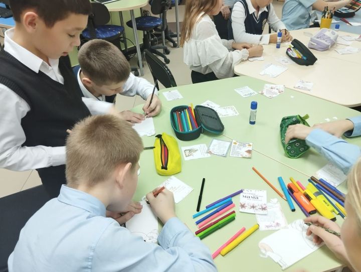 Школьники в Верхнем Услоне создали открытки ко Дню матери