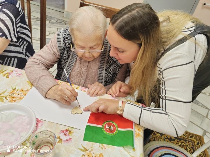 Мастер-класс ко Дню Конституции РТ прошел в Верхнеуслонском доме-интернате