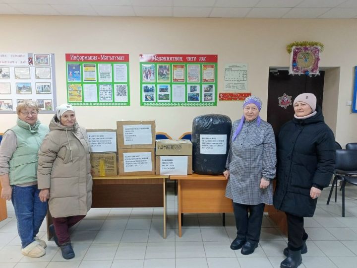 Жители Вахитова собрали новогодние посылки для мобилизованных земляков