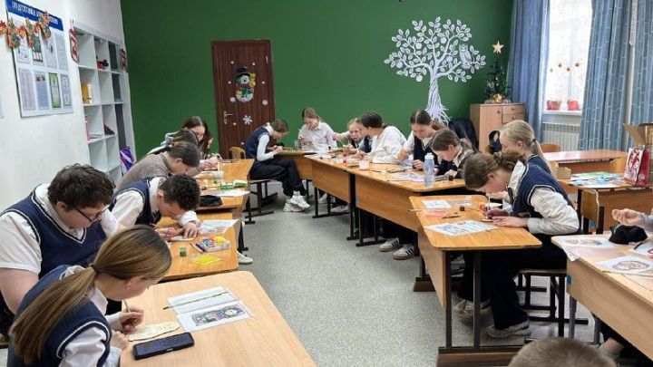 «Новогодняя матрёшка»: школьники из Макулова создали зимнюю сказку