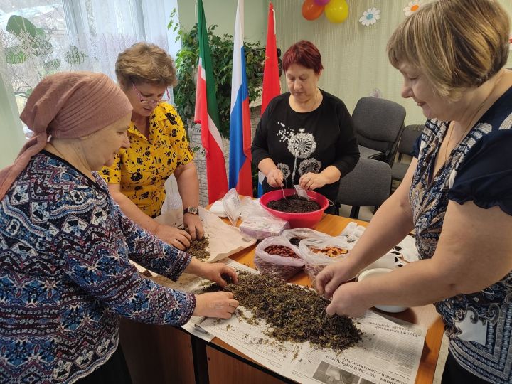 В Соболевском волонтеры готовят чак-чак и травяной чай для бойцов СВО