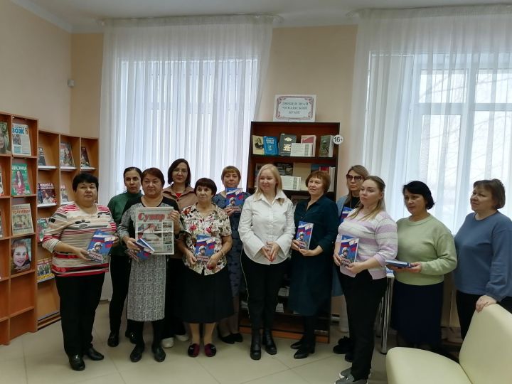 В Верхнеуслонскую библиотеку передали книгу о героях СВО на чувашском языке