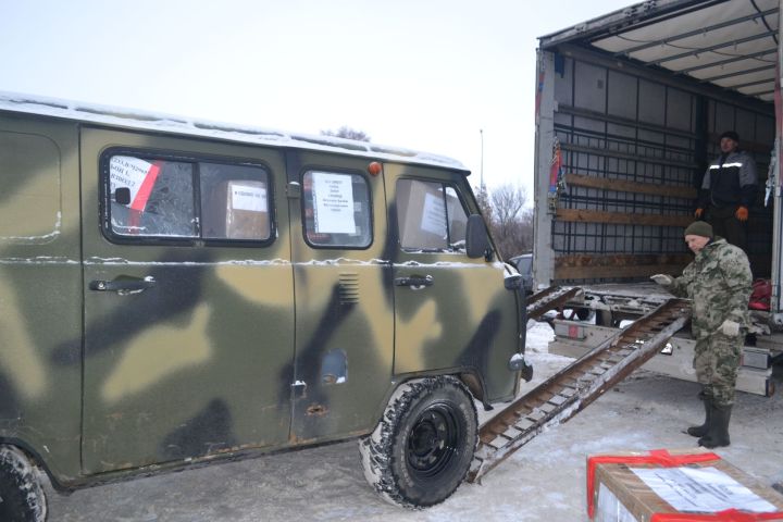 Новогодний конвой: верхнеуслонцы отправили на фронт фуру и «Газель» с подарками