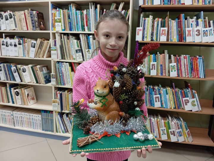 Читательница подарила Верхнеуслонской детской библиотеке новогоднюю поделку