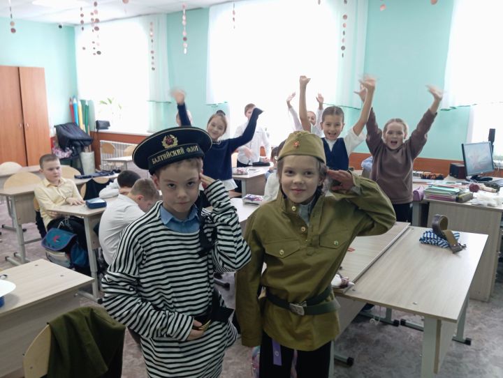 В Верхнем Услоне гимназистам провели патриотический час «Держава армией крепка»