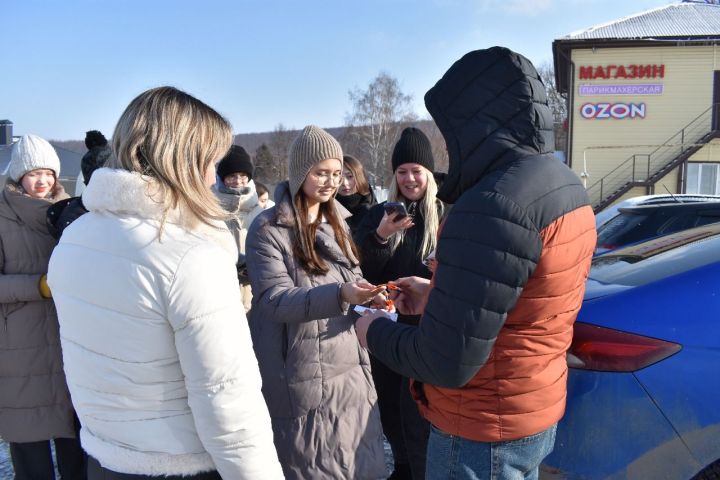 В Верхнеуслонском районе водителей поздравили с Днем защитника Отечества
