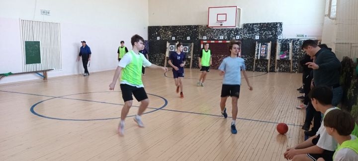 В Верхнем Услоне отряды «Форпост» соревновались в мини-футболе