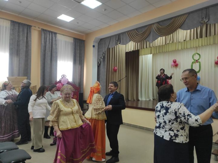 В Печищах женщин поздравили с праздником душевным концертом