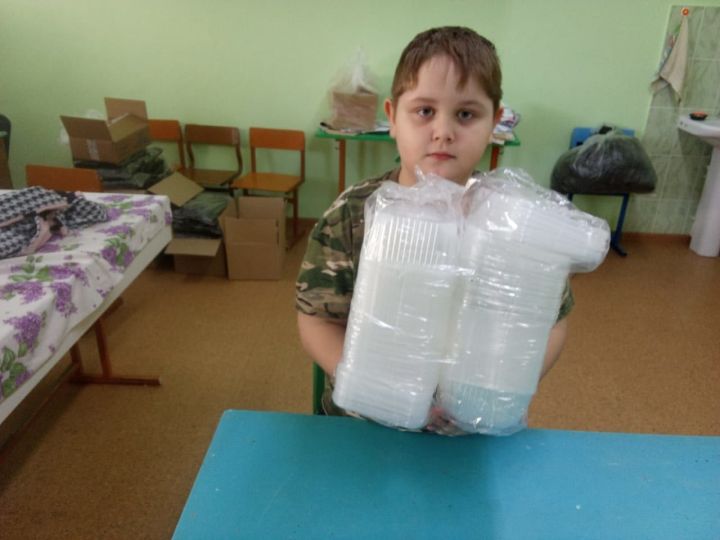 Данил Бабаев привез волонтерам из Куралова 100 контейнеров