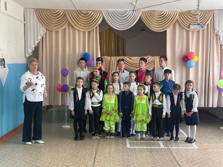 Октябрьский мәктәбендә татар теле укытучылары түгәрәк өстәлгә җыелды