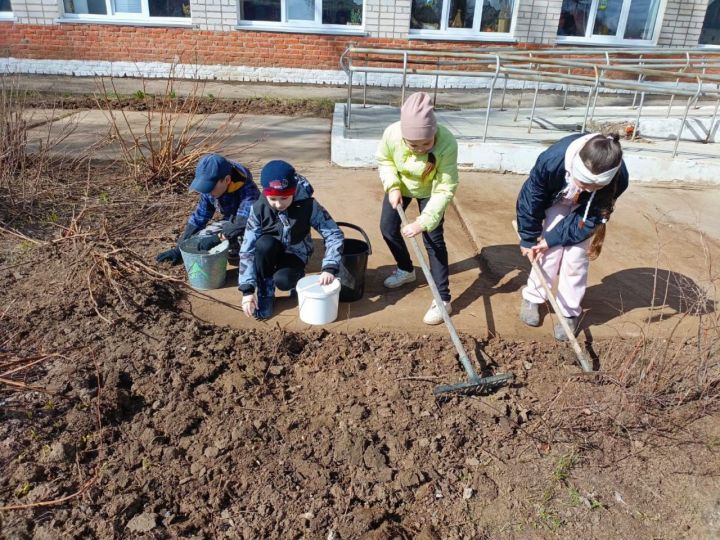 Октябрьский бистәсе мәктәбе язгы өмәләргә кушылды