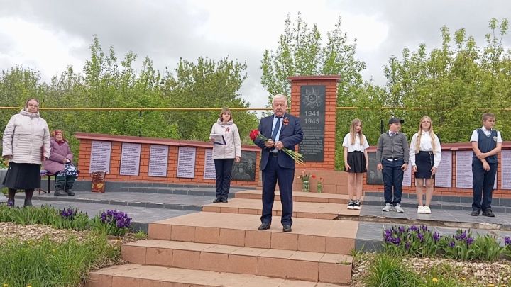 Жители Харино отметили День Победы памятным мероприятием у мемориала