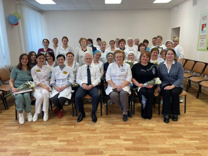 Үзәк хастаханәдә шәфкать туташларын бәйрәм белән котладылар