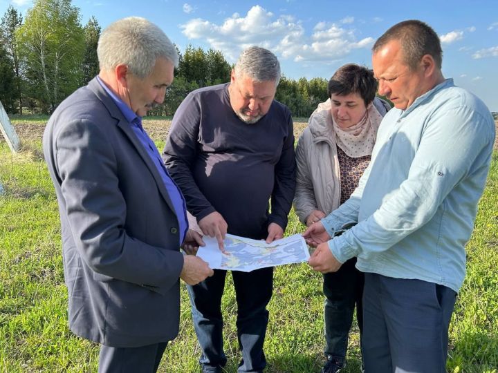 Глава Верхнеуслонского района анализирует сельхозземли для развития АПК