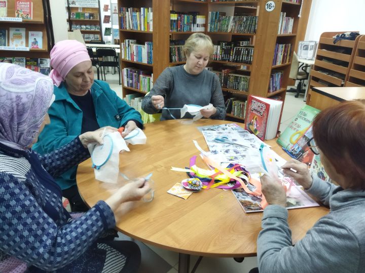 В Верхнеуслонской библиотеке провели урок старинного искусства вышивки лентами
