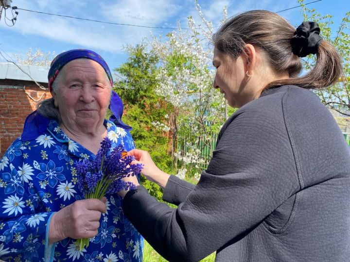 Георгиевская ленточка объединяет поколения в преддверии Дня Победы
