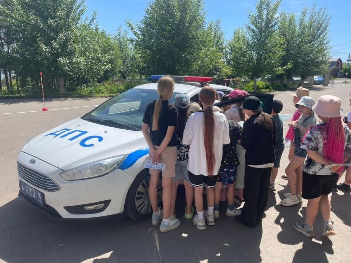 «Безопасные каникулы»: в Верхнем Услоне прошёл детский праздник по ПДД