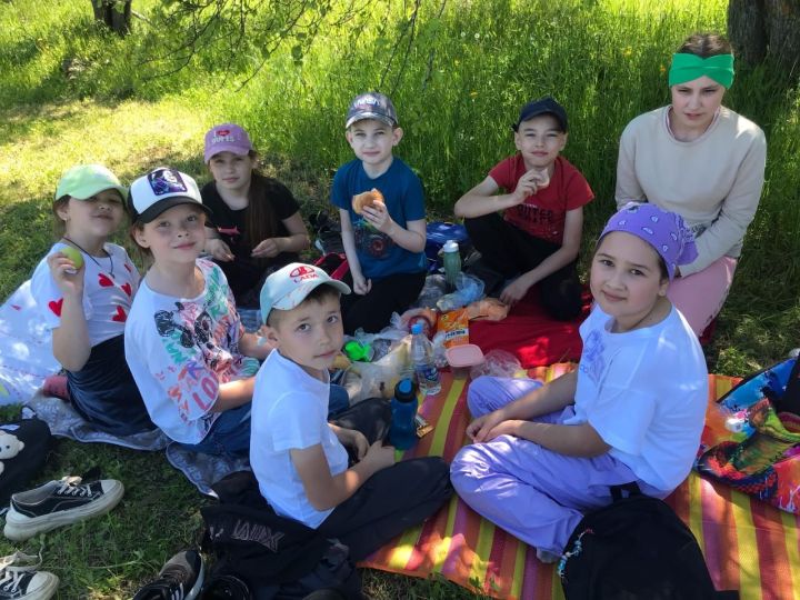 Балаларны яклау көнен Октябрьский балалары походта билгеләп үттеләр