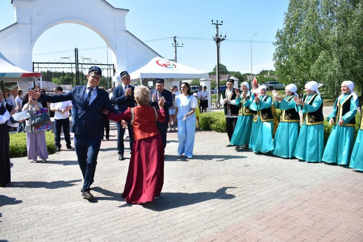 Яркие моменты Сабантуя в Верхнем Услоне: борьба, концерты и народные гуляния