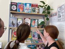 Введенка Бистәсе китапханәсендә күргәзмә эшли