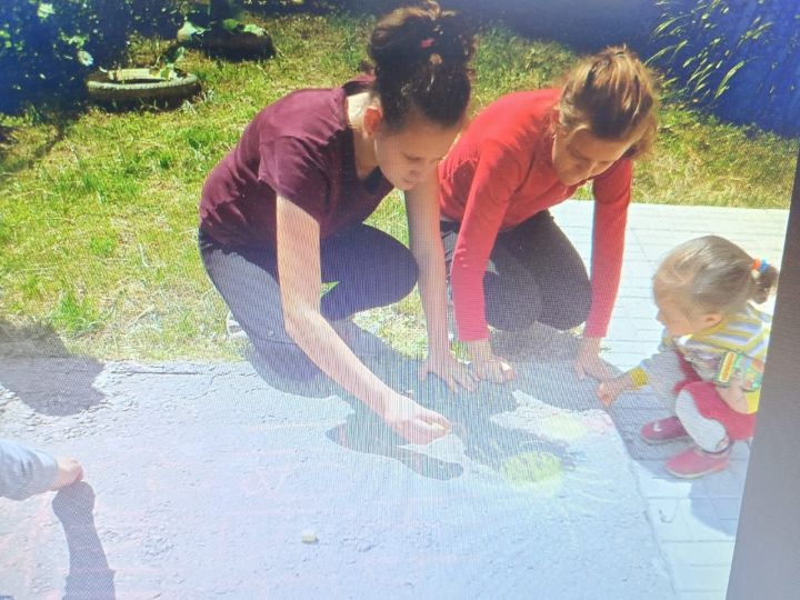 Вахит балалары җәйне асфальтта сурәтләде