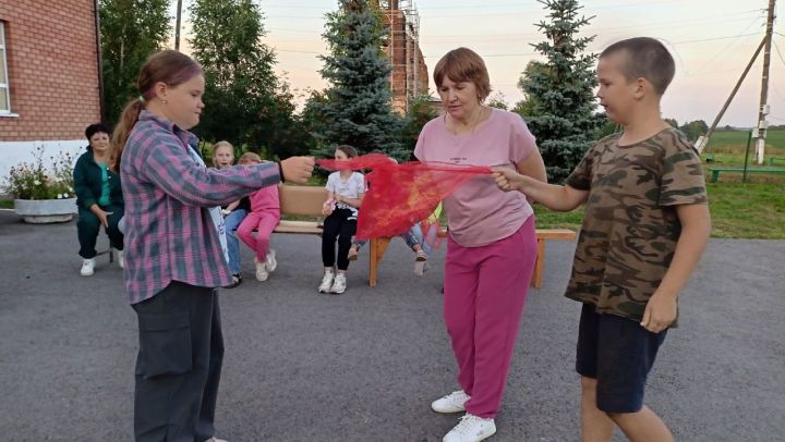 Дружба и фантазия: в Кильдееве прошел праздник для детей на свежем воздухе