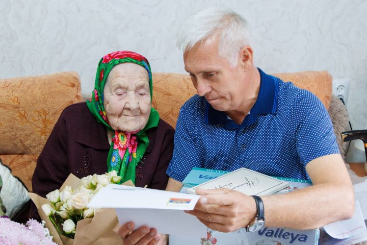 В Верхнем Услоне со 100-летним юбилеем поздравили Антониду Трошину