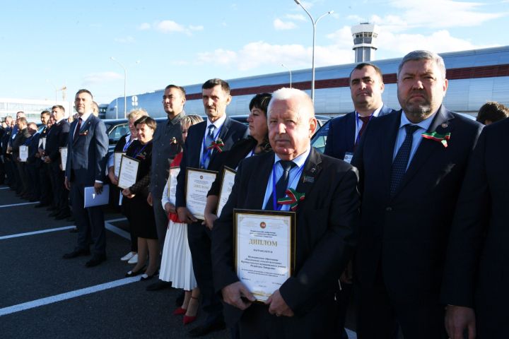 Минниханов вручил 100 автомобилей победителям муниципального конкурса