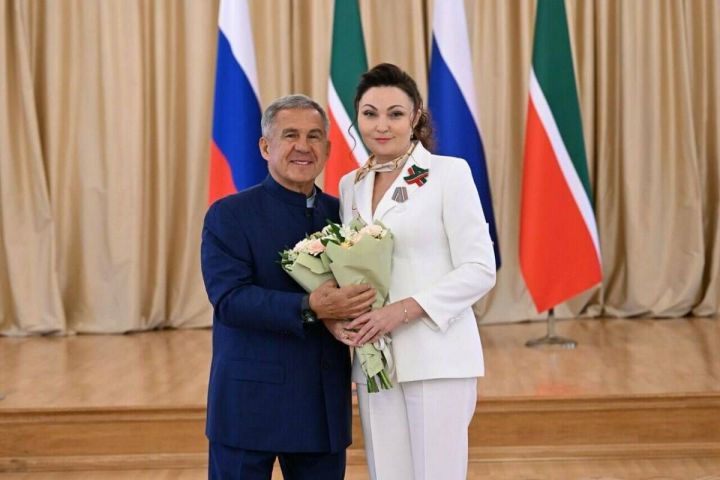Ведущая Дина Газалиева награждена медалью «За доблестный труд»