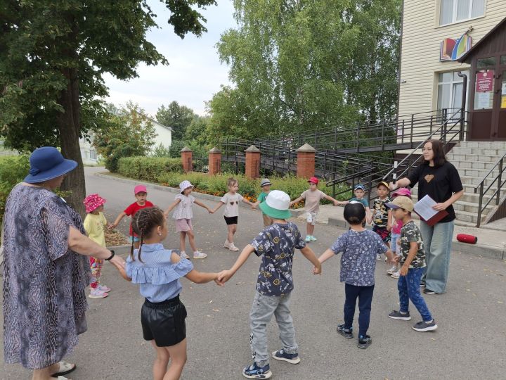 Балалар китапханәсендә Светофор көнен билгеләп үттеләр