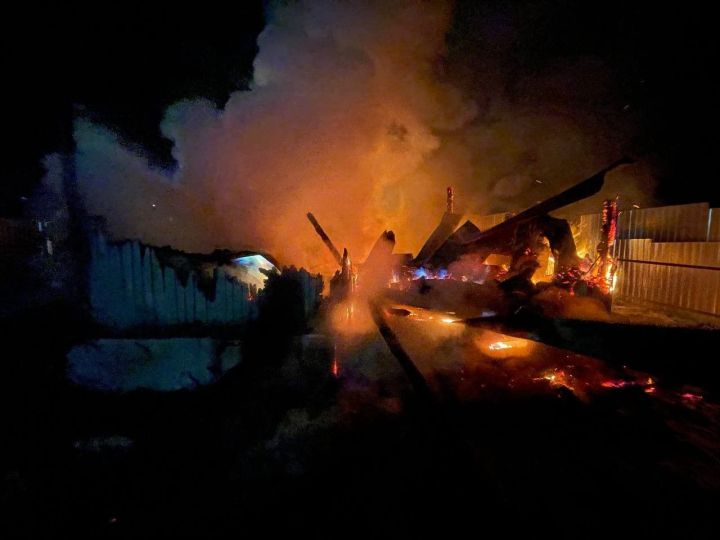 Жилой дом и сарай полностью сгорели при пожаре в деревне Нариман