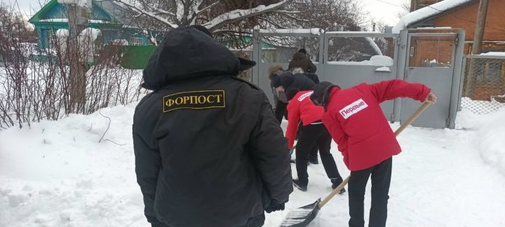 Волонтеры «Снежного десанта» в Верхнем Услоне расчистили двор ветерану-педагогу