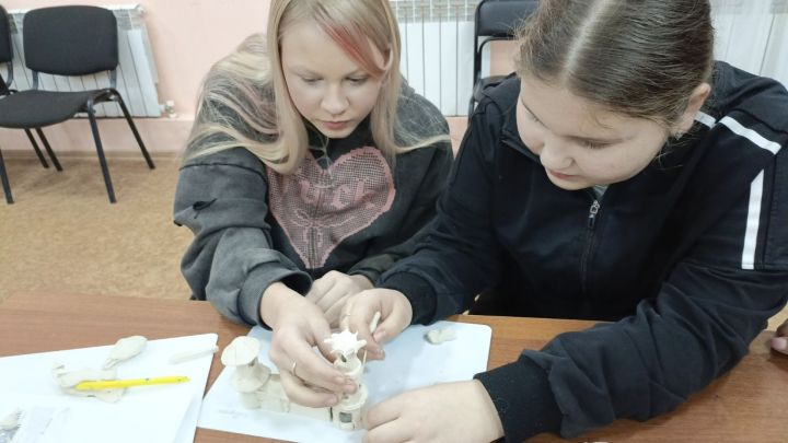 Мастер-класс по лепке макета храма прошёл в Кильдеевском СДК