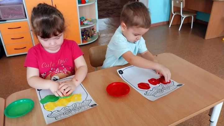 Балалар керпегә алма җыярга булыштылар