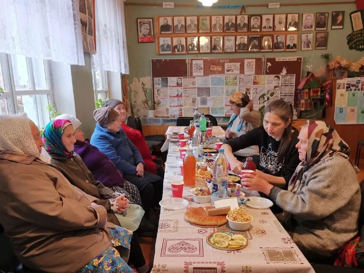 Кызыл Байракта Өлкәннәр көнен чәй өстәле артында билгеләп үттеләр
