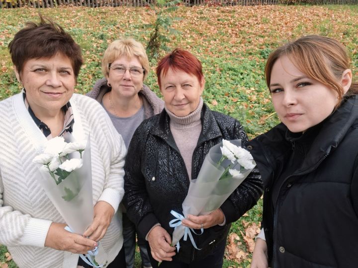 В Соболевском поселении поздравили учителей-ветеранов